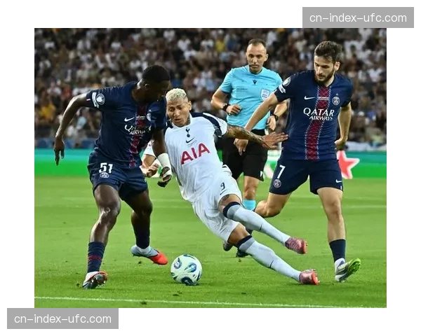 《法国足球》战术板：剖析巴黎圣日耳曼的“不对称边路”进攻体系