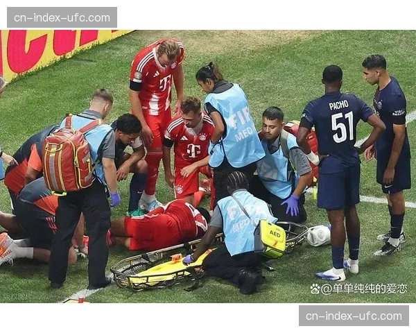 特写：克莱蒙门将迪奥在扑救后受伤，被担架抬离时获双方球迷掌声